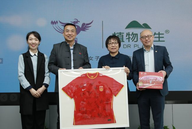 在街拍中王俊凯身着某品牌17年春夏新款,变换四套不同风格的魅力LOOK,时而眼神深邃化身优雅高贵的风度绅士,诠释该品牌经典时尚魅力,时而手持滑板 TFBOYS王俊凯办16岁生日会 易烊千玺、王源助阵 2015-09-20 19日,重庆师范大学大学城校区,TFBOYS队长王俊凯在家乡举行16岁生日会,与上千来自各地的粉丝互动,团员易烊千玺、王源到场助阵。